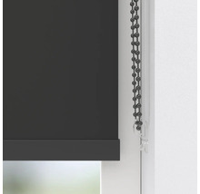 Detaljvy av en rullgardin med kedjedrag vid fönstret