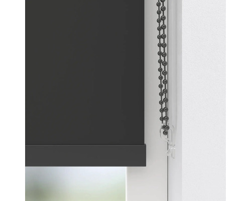 Detaljvy av en rullgardin med kedjedrag vid fönstret