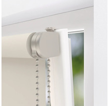 Detaljvy av en rullgardin med kedjetåg på fönstret