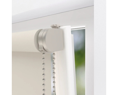 Detaljvy av en rullgardin med kedjetåg på fönstret