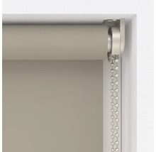 Detaljvy av en rullgardin med kedjedrag för fönsterdekoration.