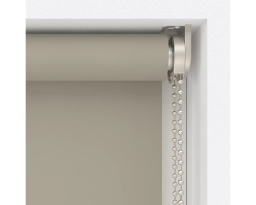 Detaljvy av en rullgardin med kedjedrag för fönsterdekoration.