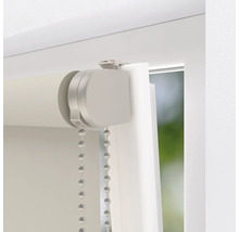 Närbild av en vit fönsterrullgardin med kedjedrift