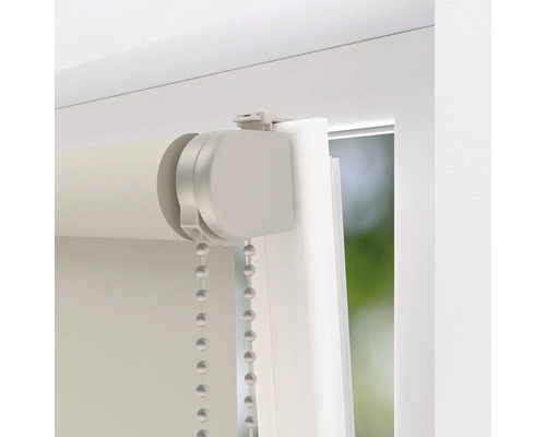 Närbild av en vit fönsterrullgardin med kedjedrift