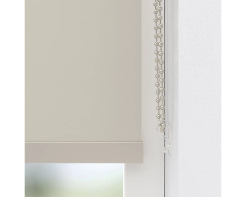 Detaljvy av en rullgardin med kedjedrift på fönstret