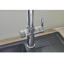 Köksblandare med separat dricksvattenkran monterad i en diskho