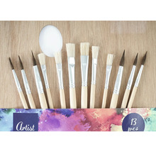 En uppsättning med tretton konstnärspenslar med trähandtag och olika penselformer.