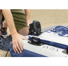 Person pumpar upp en uppblåsbar produkt med en elektrisk luftpump från Intex