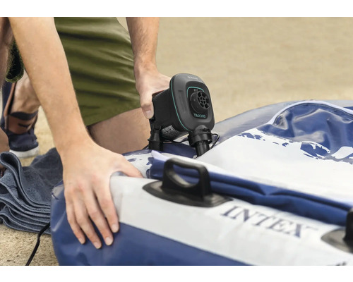 Person pumpar upp en uppblåsbar produkt med en elektrisk luftpump från Intex