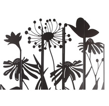 Dekorativ trädgårdsstaket av metall med blommönster.