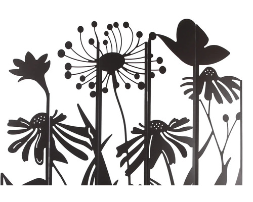 Dekorativ trädgårdsstaket av metall med blommönster.