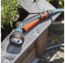 Trädgårdsslang spruthuvud på en träyta