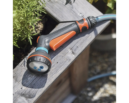 Trädgårdsslang spruthuvud på en träyta