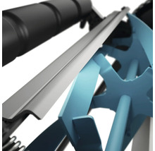 Detaljvy av en anordning med en metallskena och ett blått hjulelement.