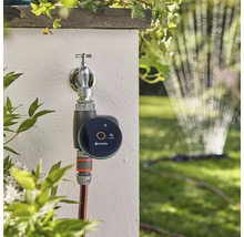 Gardena Smart Water Control bevattningsstyrning på vattenkranen med trädgårdsslang och grässpridare