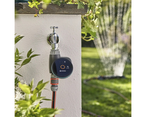 Gardena Smart Water Control bevattningsstyrning på vattenkranen med trädgårdsslang och grässpridare