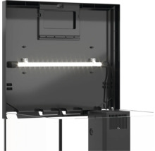 Interiörvy av ett akvarium med belysning och filtersystem