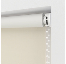 Detaljvy av en vit rullgardin med kedjedrag för fönsterdekoration och solskydd.