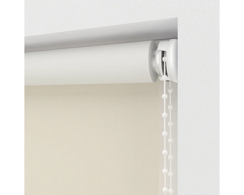 Detaljvy av en vit rullgardin med kedjedrag för fönsterdekoration och solskydd.