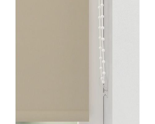 Beige rullgardiner med manöverkedja