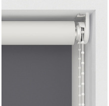 Detalj av en vit rullgardin med kedjedrag på fönstret