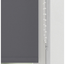 Grå rullgardin med kedjedrag vid fönstret