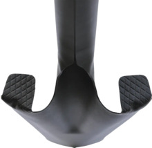 Närbild av en svart spade med fotstöd