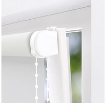 Detaljbild av en vit rullgardin med kedjemekanism vid fönstret