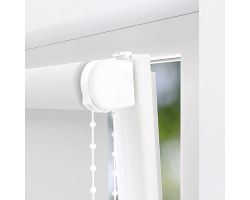 Detaljbild av en vit rullgardin med kedjemekanism vid fönstret