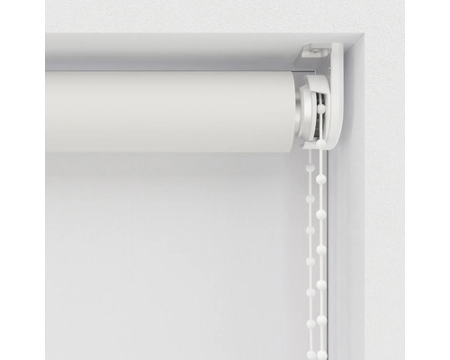 Detaljvy av en rullgardin med kedjedrag för fönsterdekoration