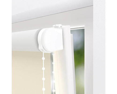 Detaljvy av en rullgardin med kedjedrag för fönsterdekoration