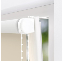 Detaljvy av en rullgardin med kedjedrag vid fönstret.