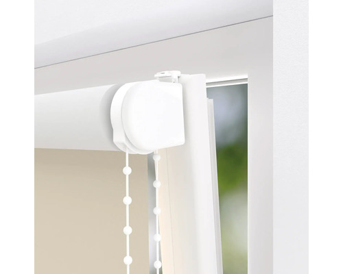 Detaljvy av en rullgardin med kedjedrag vid fönstret.