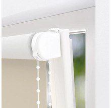 Detaljvy av en vit rullgardin med kedjedragning vid ett fönster