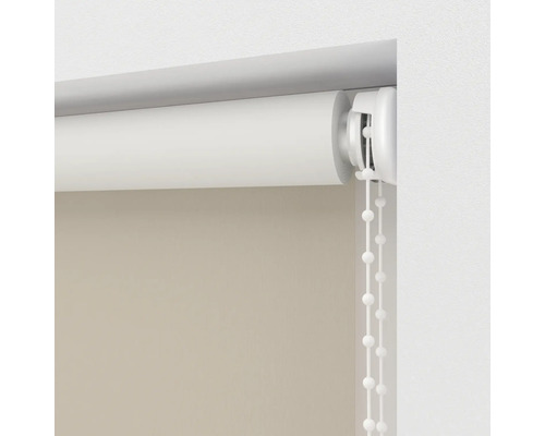 Detaljvy av en rullgardin med kedjedrag vid fönstret