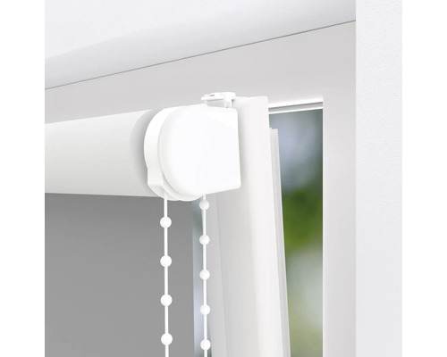 Detaljvy av en vit rullgardin med dragsnöre för fönsterdekoration