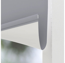 Rullgardin delvis neddragen för fönstermörkläggning