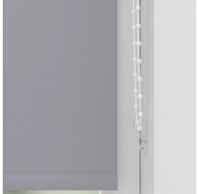 Grå rullgardin med manöverkedja på fönstret