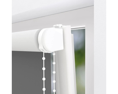 Detaljvy av en vit rullgardin med kedjedrift vid fönstret