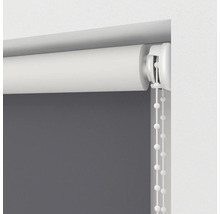 Rullgardin med kedjedrag vid fönstret