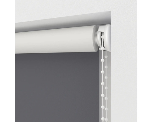 Rullgardin med kedjedrag vid fönstret