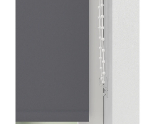 Grå rullgardin med manöverkedja på fönstret