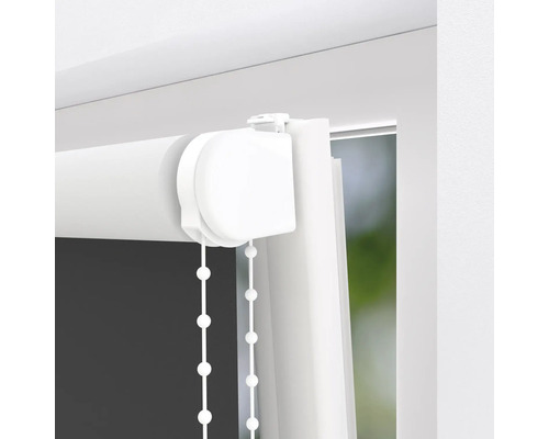 Detaljvy av en rullgardin med kedjedrag för fönsterdekoration