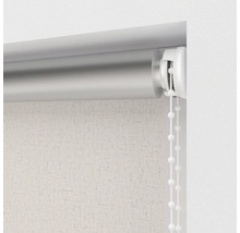 Detaljvy av en rullgardin med manöverkedja på en vägg