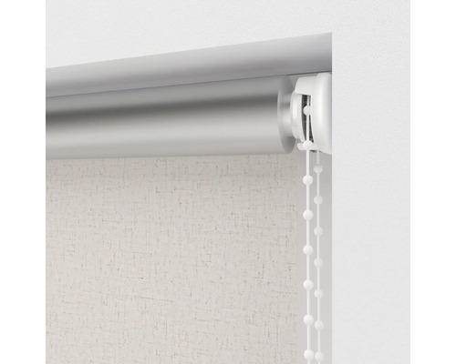 Detaljvy av en rullgardin med manöverkedja på en vägg