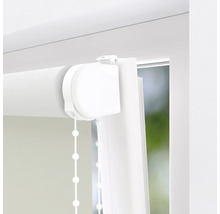 Detaljvy av en vit rullgardin med kedjemekanism i en fönsterkarm.