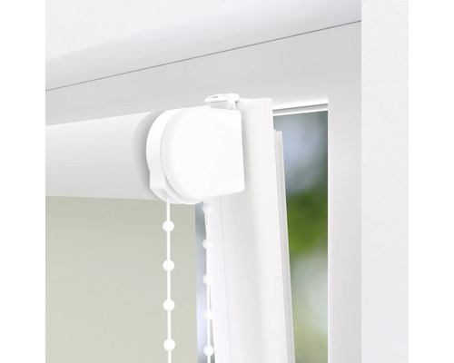 Detaljvy av en vit rullgardin med kedjemekanism i en fönsterkarm.