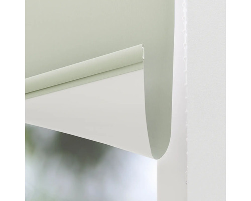 Detaljvy av en rullgardin vid fönstret