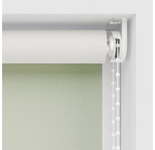 Grön rullgardin med kedjedrag vid fönstret