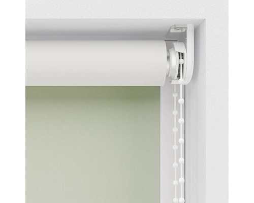 Grön rullgardin med kedjedrag vid fönstret